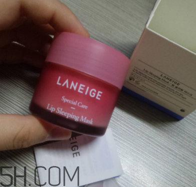蘭芝夜間唇膜每次敷多厚？每次用多少？