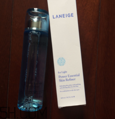 蘭芝水衡精華水油不油？適合油皮嗎？