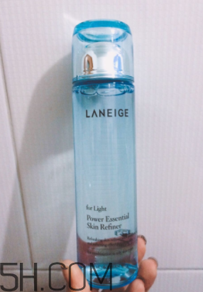 蘭芝水衡精華水油不油？適合油皮嗎？