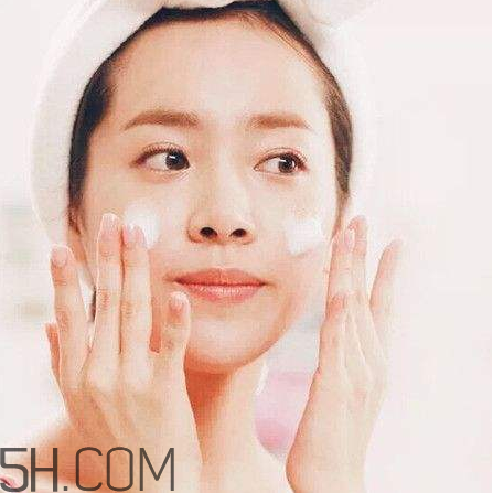 卸妝膏和卸妝油有什么區(qū)別？不同卸妝產(chǎn)品的使用方法