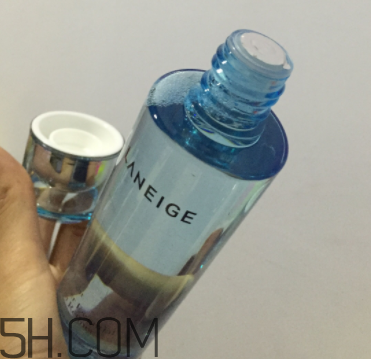 蘭芝水衡精華水油不油？適合油皮嗎？