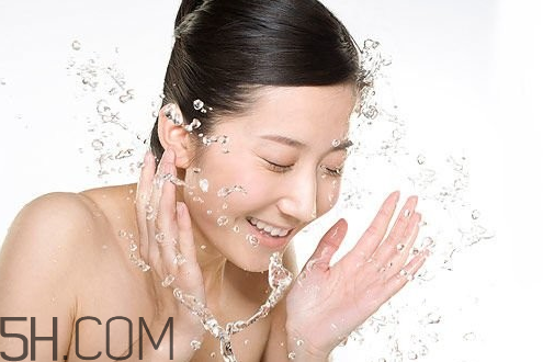 素顏霜v7真的不用卸妝嗎？卸妝時(shí)水溫要注意什么？