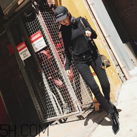 黑色衣服掉色屬于質(zhì)量問題嗎？黑色衣服掉色嚴(yán)重怎么辦？