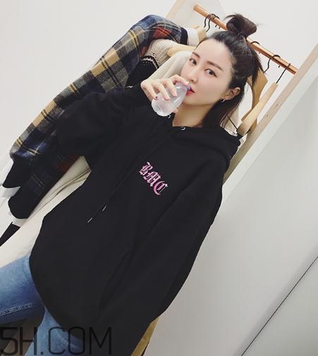 黑色衣服粘毛怎么處理？黑色衣服沾毛怎么辦？