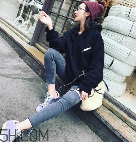 黑色衣服被漂白水弄壞怎么復(fù)原？黑色衣服被84燒黃了怎么辦？