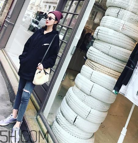 黑色衣服被漂白水弄壞怎么復(fù)原？黑色衣服被84燒黃了怎么辦？