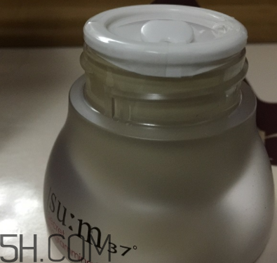 sum37魔法眼霜油不油？油皮能用嗎？