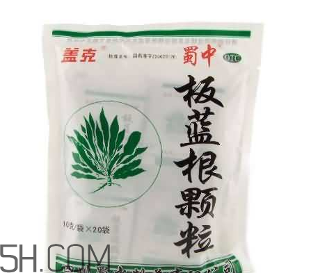 板藍(lán)根顆粒治感冒嗎？板藍(lán)根顆?？共《締幔?></p><h3>板藍(lán)根顆?？共《締?/h3><p>板藍(lán)根具有良好的清熱解毒、涼血、利咽功能，在臨床上常用于治療普通感冒、急性咽喉炎、急性扁桃體炎等癥。但對于正處于高峰期的這次流感大潮，喝板藍(lán)根到底能不能起到預(yù)防作用?</p><p>“這次流感是由病毒引起的，目前沒有證據(jù)能證明板藍(lán)根有明顯抗病毒的作用。”感冒是由多種不同的細(xì)菌和病毒引起的，板藍(lán)根不能對所有的細(xì)菌和病毒都有作用，“是藥三分毒，如果不加以區(qū)別，不僅不會防病，還可能損傷身體?！庇醒芯勘砻?，板藍(lán)根對消化道有刺激作用，有的兒童服后會出現(xiàn)頭暈、嘔吐，有的患者口服后出現(xiàn)胃腸絞痛和消化道出血，有的出現(xiàn)黃疸、急性腎功能不全。另外，板藍(lán)根注射液的不良反應(yīng)案例也非常多。</p><p>板藍(lán)根對普通感冒有一定作用，“但這次流感傳染性大，癥狀嚴(yán)重，板藍(lán)根根本起不到預(yù)防的作用?！彼硎?，板藍(lán)根不是應(yīng)對感冒的“萬能藥”，一定要在醫(yī)生的指導(dǎo)下，科學(xué)合理用藥。</p><p>預(yù)防流感最重要的還是做好隔離措施?！吧俚饺肆髅芗膱鏊?，戴好口罩。這是最關(guān)鍵的?！绷硗?，她也認(rèn)為，適當(dāng)服用維生素C對感冒的預(yù)防和康復(fù)有一定的好處，但切記不要長期過量服用。</p><p style=