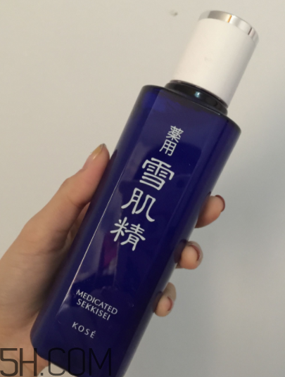 雪肌精化妝水盈潤型適合油皮嗎？適合夏季嗎？