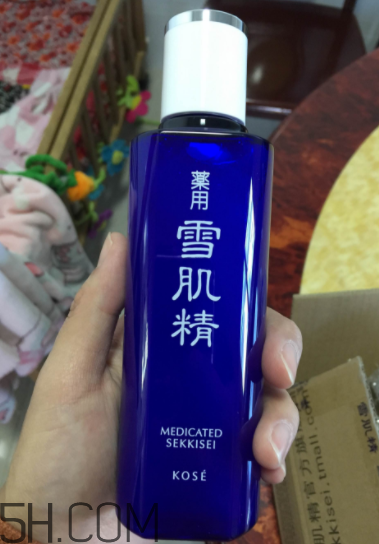 雪肌精化妝水盈潤型成分是什么？會使皮膚變薄嗎？