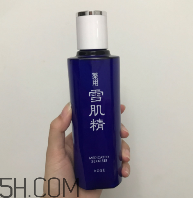 雪肌精化妝水盈潤型成分是什么？會使皮膚變薄嗎？