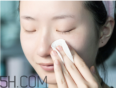 化妝棉卸妝時(shí)候要打濕嗎？使用化妝棉卸妝要注意什么？