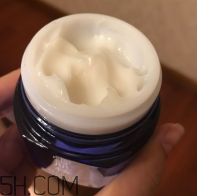 雪肌精菁華凝霜油不油？適合油皮嗎？