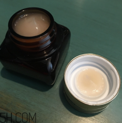 雅詩蘭黛小棕瓶眼霜每次用多少毫升？每次用量多少？