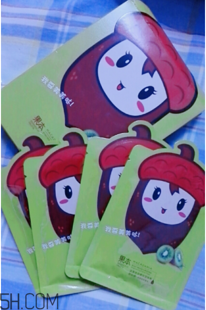詩婷露雅哪款面膜補(bǔ)水好？哪款適合輕齡?。?></p><h3>詩婷露雅哪款適合輕齡肌</h3><p>果本奇異果面膜適合輕齡肌膚，這款面膜針對干燥缺水、粗糙、易緊繃、暗淡無光的肌膚，尤其適合年輕的肌膚。使用心得：我是第一次使用果本產(chǎn)品，之前看過電視里面有插入廣告，說這個挺好用的，純天然無刺激，但是我一直沒有購買。這次有幸參加活動，得到了免費試用的機(jī)會，送了20片面膜，4盒，每盒5片。包裝整體度挺好的，很可愛的風(fēng)格，小小的，很精致，拿到手，還挺重，萌化了我的少女心，綠色的，陽光可愛，一個特別Q的獼猴桃在上面，突出了產(chǎn)品的主題，天然純植物提取精華。喜歡包裝，很清新的綠色。奇異果一種“美容圣果”，具有除斑、排毒、美容、抗衰老等作用。在澳洲果油的眾多成分中，胡蘿卜素和葉綠素賦予澳洲堅果油金黃透綠的獨特色澤，而葉綠素起新陳代謝作用，促進(jìn)細(xì)胞生長，加速傷口愈合，還有助于營養(yǎng)和美化皮膚，減少皺紋的產(chǎn)生。澳洲堅果油還是一種極好的治療皮膚疾病的天然藥物。根據(jù)皮膚科外用藥治療原則，用夏威夷果油制成的3種劑型對5類15種滲出性皮炎、潰瘍療效顯著。由于澳洲堅果油含有多酚和脂多糖成分，所以澳洲堅果油還有防輻射的功能。采用純植物提取精華，不添加任何色素，使皮膚能夠享受滿滿自然力量。打開精華液好多啊，滿滿的附著在手上，也不粘膩，能很好的儲存精華，保濕力還不錯！貼在臉上的話，有很好的立體剪裁，符合我的臉部構(gòu)造，面膜還算服帖，可以促進(jìn)臉部吸收，面膜紙還算清透氣讓肌膚能夠很好的呼吸。有一股淡淡的香味，并不濃郁，臉上在不斷的吸收精華，也沒覺得有什么不適應(yīng)的地方，也沒感覺有過敏的現(xiàn)象，畢竟純天然提取。敷完，按摩一下，精華全都吸收，不膩，也不需要用再次清洗臉部。臉部皮膚滑滑的，補(bǔ)水充分了，臉部自然不會油膩，也會慢慢變白咯！喜歡的親可以進(jìn)行買啦，別猶豫，總體性價比很高。優(yōu)點：整體的外觀設(shè)計到面膜的精華液再到最后的皮膚吸收，都覺得好，敷15分鐘以后還有很多的精華殘留在面膜紙上，精華液真的是超級超級多，按摩一下，皮膚能夠很快就吸收掉，第二天早晨起來，臉上呈現(xiàn)出水潤的狀態(tài)，上妝也不卡粉，第一天水補(bǔ)足了，本來它里面的成分就具有保濕不油膩的功效，促進(jìn)皮膚的新陳代謝，臉部彈彈的，不緊繃，舒服。總體性價比也很高。</p><p style=