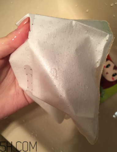 詩婷露雅哪款面膜補(bǔ)水好？哪款適合輕齡?。?></p><h3>詩婷露雅面膜怎么樣</h3><p>外觀的顏值到位了，但面膜紙有點小Lo。面膜紙不是那種軟軟的特別服帖的那種，做完面膜以后精華還是蠻多的吸收挺好的！我的皮膚不屬于敏感類型的！還是用慣了那種蠶絲面膜紙，比較服帖我的臉！美眉們可以根據(jù)自己的感覺來購買這款產(chǎn)品，畢竟我只是在表達(dá)我自己的真實感受。么么噠～每盒面膜后邊都會貼有一個合格的小標(biāo)簽，不會存在二次銷售的現(xiàn)象還會貼有一個正品的查詢碼，生產(chǎn)日期也是最新的，這個可以放心使用盒子很有設(shè)計感，少女心爆棚看外觀顏值還是蠻不錯滴，很可愛設(shè)計感很強(qiáng)無論是外殼還是單片面膜都沒的說打開后有淡淡的水果的香味不難聞，也沒有刺鼻的化學(xué)物品的味道精華還是蠻多的！多余的可以摸到脖子跟胳膊上。但是不得不說這個面膜紙真心剪裁不到位。</p><p style=