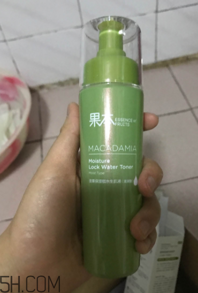 詩婷露雅生肌液滋潤型適合輕熟肌嗎？油不油？