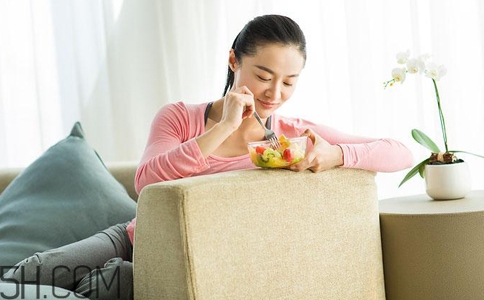 女孩月經(jīng)初潮可不可以喝紅糖水？女孩月經(jīng)初潮媽媽應(yīng)該怎么做？