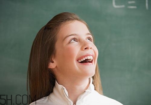 女孩月經(jīng)初潮量多量少正常嗎？月經(jīng)初潮一般幾天干凈？