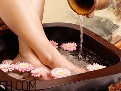 檸檬精油可以泡腳嗎？檸檬精油泡腳的好處有哪些？