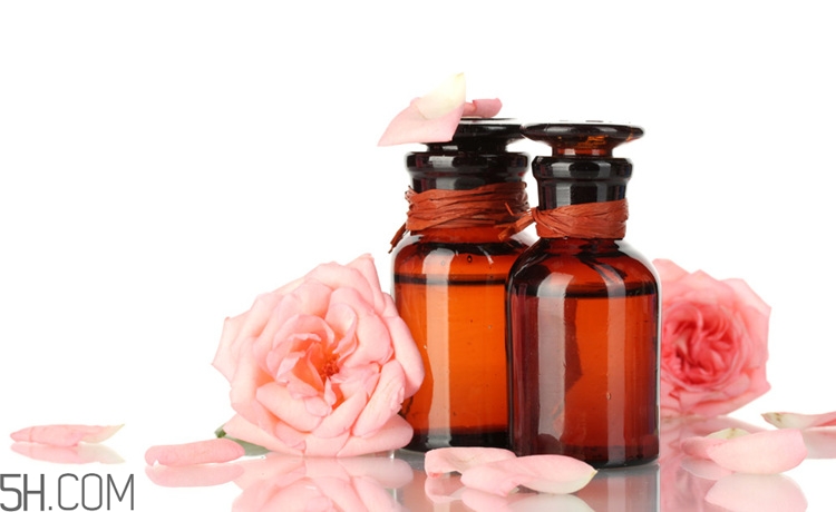玫瑰精油能泡腳嗎？玫瑰精油的使用方法有哪些？