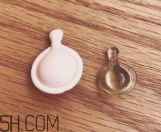 伊麗莎白雅頓眼部精華液油不油？長(zhǎng)脂肪粒嗎？
