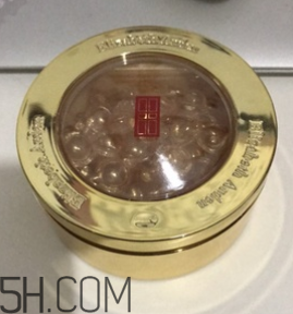 伊麗莎白雅頓眼部精華液油不油？長(zhǎng)脂肪粒嗎？