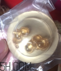 伊麗莎白雅頓眼部精華液油不油？長(zhǎng)脂肪粒嗎？