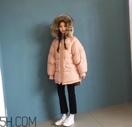 羽絨服怎么穿不顯胖？冬季好看的女裝羽絨服時尚搭配