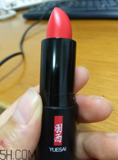 羽西蟲草口紅滋潤嗎？哪個(gè)色號(hào)適合秋冬？