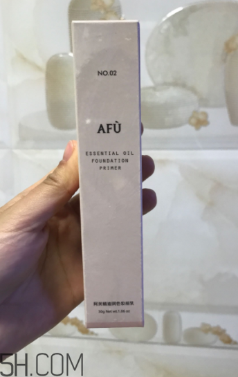 阿芙精油妝前乳色號(hào)有哪些？哪個(gè)色號(hào)能遮痘?。?></p><h3>阿芙精油哪個(gè)色號(hào)能遮痘印</h3><p>綠色適合偏紅、有痘印的肌膚使用。使用心得：先看包裝，特別完美！包裝的特別嚴(yán)實(shí)，對(duì)于客戶特別負(fù)責(zé)！打開包裝，是很精致的一個(gè)小東西，方便攜帶，是個(gè)30g的精致小黑管！在看擠壓口，特別小特別精致，用多少取多少，不怕擠多了浪費(fèi)。先打開蓋子，口子特別小，但是又不會(huì)不好擠出，特別使用。根據(jù)自己平時(shí)的使用量擠出適合自己的用量，我這個(gè)適合紫色，適合我這個(gè)敏感還帶有紅血絲的膚質(zhì)！涂開之后，特別顯膚色，特意看出來，膚色提亮了一個(gè)色度，但是又不會(huì)特別蒼白！精簡(jiǎn)，好攜帶，而且提亮膚色特別特別好？推薦呦！</p><p style=