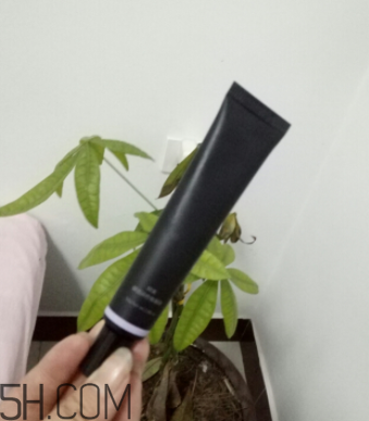 阿芙精油妝前乳色號(hào)有哪些？哪個(gè)色號(hào)能遮痘?。?></p><h3>阿芙精油妝前乳怎么樣</h3><p>整體感受是：1.對(duì)于使用粉底液之前就先使用“阿芙妝前乳”能夠起到很大的均勻膚色、提亮增白膚色的效果。2.使用完“阿芙妝前乳”后，在進(jìn)行粉底液打底等，可以幫助整體的妝感更加精致。3.因?yàn)閮?nèi)含精油養(yǎng)膚的成分，所以有淡淡的花草香味。4.“阿芙精油潤(rùn)色妝前乳”不僅可以用來起到隔離作用，還可以用來遮蓋毛孔，使妝效更細(xì)膩。5.這款?yuàn)y前乳比較人性化，共有三個(gè)色號(hào)（綠色、紫色、粉色）可供選擇。</p><p style=