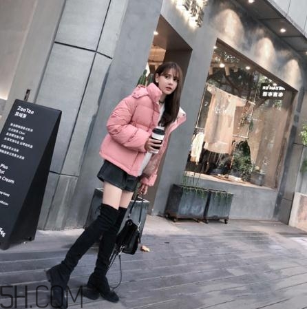 粉色羽絨服配什么鞋子？粉色羽絨服搭配鞋子圖片