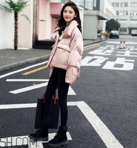 粉色羽絨服配什么鞋子？粉色羽絨服搭配鞋子圖片