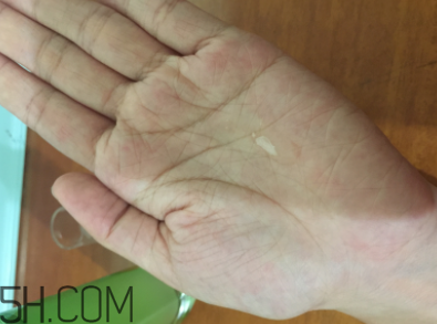 蘭蔻水光瓶后續(xù)要疊加面霜嗎？可以和精華疊加嗎？