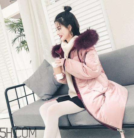 粉色羽絨服里面怎么搭配？粉色羽絨服內(nèi)搭什么？