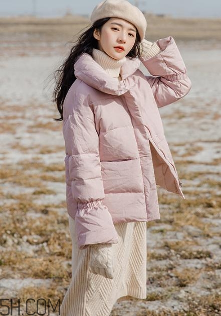 粉色羽絨服里面怎么搭配？粉色羽絨服內(nèi)搭什么？