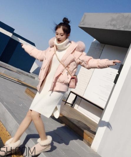 粉色羽絨服里面怎么搭配？粉色羽絨服內(nèi)搭什么？