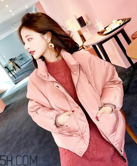 粉色羽絨服里面怎么搭配？粉色羽絨服內(nèi)搭什么？