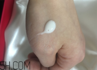 蘭蔻美膚修護(hù)精華乳有刺激嗎？適合敏感肌嗎？