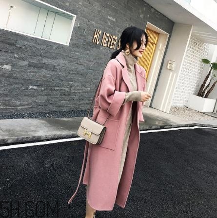 粉色大衣配什么顏色包包？粉色大衣搭配什么包？