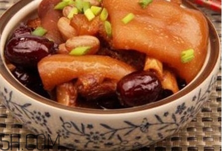 女性產(chǎn)后胸部松弛吃什么好？產(chǎn)后乳房變形如何保?。?></p><h3>女性產(chǎn)后胸部松弛吃什么好</h3><p>大豆</p><p>吃大豆，對身體好，大豆?fàn)I養(yǎng)豐富，特別是其中的礦物質(zhì)含量更加豐富，吃進(jìn)身體，能促進(jìn)生長發(fā)育，對新陳代謝、內(nèi)分泌代謝也是非常好。</p><p>女性吃大豆，一方面能吸收雌性激素，能促進(jìn)身體吸收，另一方面，能吸收微量元素，不斷的改善乳房發(fā)育，呈現(xiàn)出飽滿的狀態(tài)。</p><p>牛奶</p><p>牛奶，可以說每一個(gè)女性都不會拒絕的，豐富的蛋白質(zhì)，能促進(jìn)身體吸收，而就豐胸來說，這些蛋白質(zhì)也是不遑相讓的。</p><p>豬蹄</p><p>更多的時(shí)候，女性會想著吃豬蹄，吸收膠質(zhì)改善皮膚。其實(shí)，通過吃豬蹄，對增強(qiáng)胸部發(fā)育也是非常好的，讓胸部越來越挺拔。</p><p>牛油果</p><p>牛油果相對來說，不如蘋果橘子那么常見，但是，其功效不容忽視，特別是想要增強(qiáng)胸部彈性，可以適當(dāng)?shù)亩喑渣c(diǎn)。</p><p>豐富的不飽和脂肪酸，能增強(qiáng)胸部組織彈性;其中的維生素E，則能促進(jìn)胸部再次發(fā)育。</p><p>葡萄</p><p>就水果來說，吃點(diǎn)葡萄，對女性保健也是非常好的，這是因?yàn)樵谄咸阎杏芯S生素C，能避免胸部變形，對改善胸部健康，有非常好的幫助。</p><p style=
