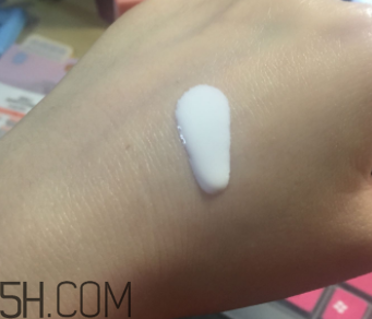 娥佩蘭防曬霜是物理防曬還是化學(xué)防曬？油不油？