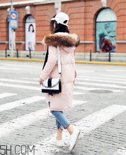 粉色羽絨服配什么褲子？粉色羽絨服搭配什么褲子好看？