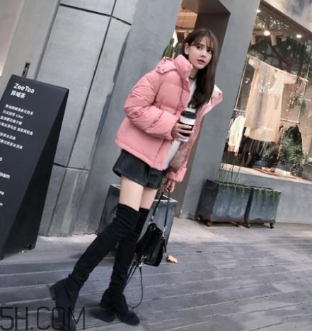 粉色羽絨服配什么褲子？粉色羽絨服搭配什么褲子好看？