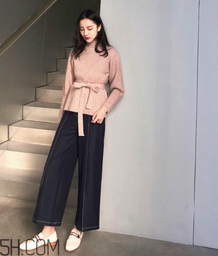 粉色毛衣搭配什么下身？粉色毛衣下面怎么搭配？