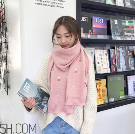 粉色圍巾怎么搭配衣服？粉色圍巾配什么顏色衣服？