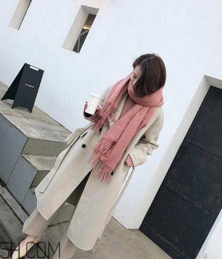 粉色圍巾怎么搭配衣服？粉色圍巾配什么顏色衣服？