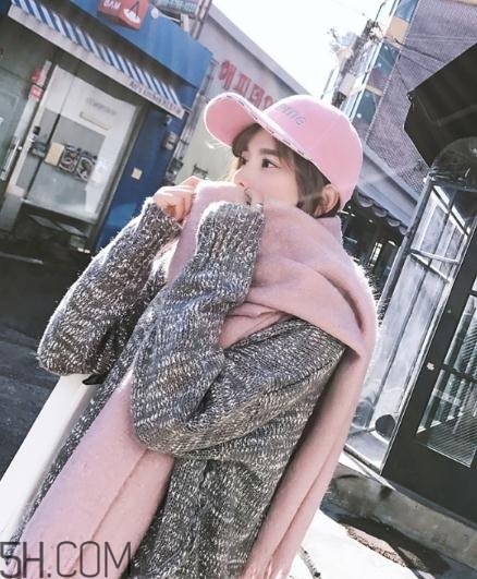 粉色圍巾怎么搭配衣服？粉色圍巾配什么顏色衣服？