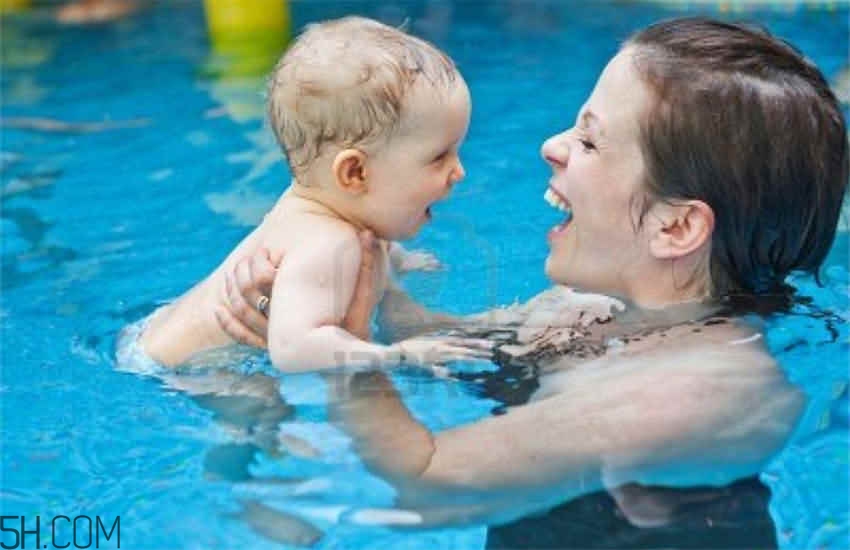 嬰幼兒睡覺翻白眼是怎么回事？寶寶學(xué)游泳有哪些講究？